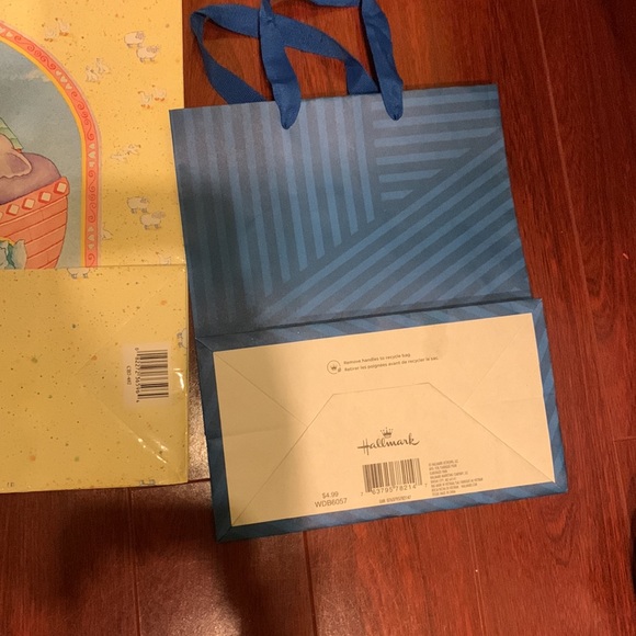 3 hallmark gift bags - Picture 10 of 14